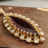 oval guld indfattet lilla sten med simili klare stene rundt om vintage hals smykke